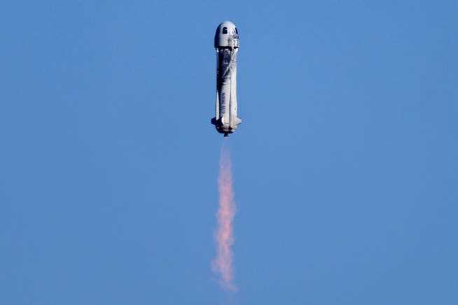 Amazon-Gründer Jeff Bezos lässt mit Raketen seines Unternehmens Blue Origin Weltraumtouristen in den Himmel steigen (13. Oktober 2021). Auch für den Mond hat er Pläne.