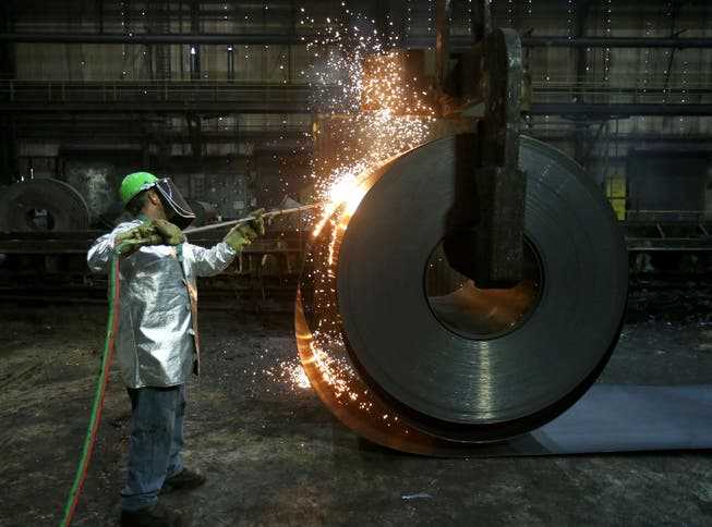Ein Arbeiter in einer Stahlfabrik in den Vereinigten Staaten.