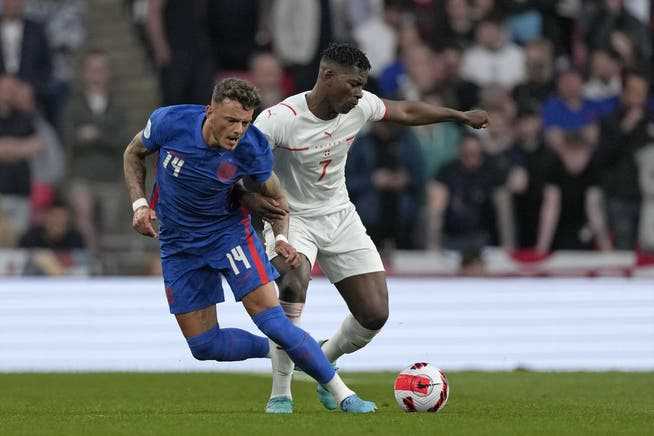 Breel Embolo in a duel with Ben White.