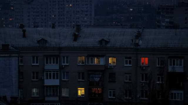 Viele Bewohner haben Kiew verlassen, nur noch in wenigen Fenstern brennt Licht. Aufnahme vom 24. März 2022. 