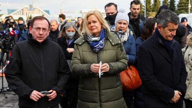 Mariusz Kaminski, Nancy Faeser und ihr französische Kollege Gerald Darmanin, in einem temporären Unterbringungszentrum für Ukraine-Flüchtlinge in Korczowa, Polen, aufgenommen am 10. März 2022.