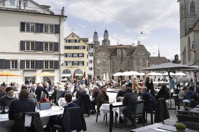 Mehr Leben, aber nicht mehr Gebühren: Restaurants, hier auf dem Münsterhof, dürfen den öffentlichen Raum weiter kostenlos bespielen.
