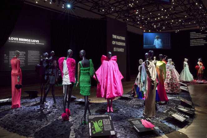 Creations presented in the “Love brings love” exhibition: Alaïa (pink dress on the left), Balmain (white dress and pink shoulders 2nd left), Bottega Veneta (in green), Balenciaga (pink bow dress), Burberry (golden dress) , Giorgio Armani (fluffy green on the right).