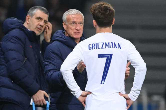 The coach of the Blues, Didier Deschamps, in discussion with Antooine Griezmann, during the match against South Africa, Tuesday March 29, in Villeneuve-d'Ascq. 