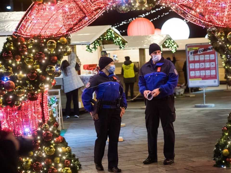 Because of the national curfew, police officers controlled the premature closure of the Christmas market in Lugano.