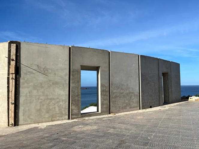 Concrete panels were built in February 2022 to block access to the Dunes beach, in Aïn El-Turck, to candidates for emigration for Europe.