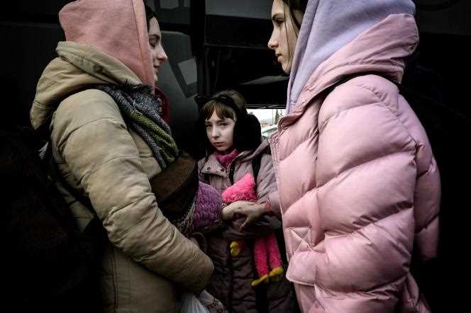 Ukrainian refugees are welcomed by French volunteers upon their arrival by bus in Saint-Pierre-de-Chandieu (Rhône), March 3, 2022.