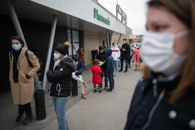 Waiting in front of a pharmacy to perform an antigen test, in Savenay (Loire-Atlantique), January 19, 2022.