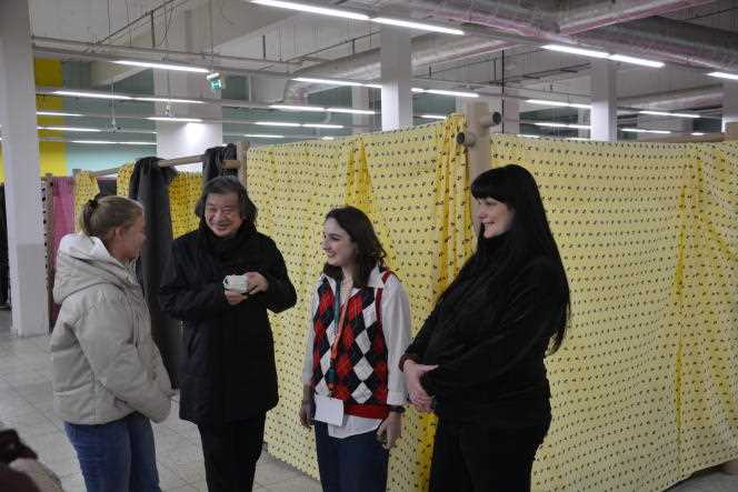 In a Tesco shopping center in Chelm transformed into an emergency reception center for Ukrainian refugees, Japanese architect Shigeru Ban is surrounded by a young Ukrainian refugee (left) and two architecture students from the University of Wroclaw (to the right).  March 2022.