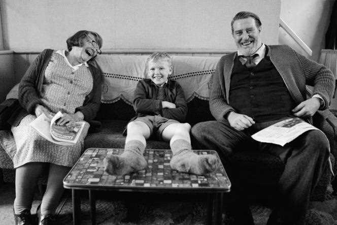 Granny (Judi Dench), Buddy (Jude Hill) and Grandpa (Ciaran Hinds) in 
