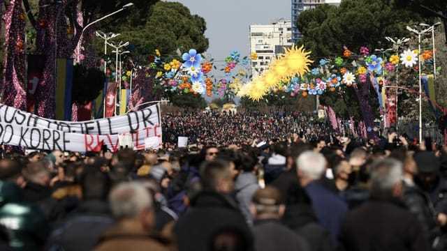 Tausende Menschen demonstrieren in Tirana.
