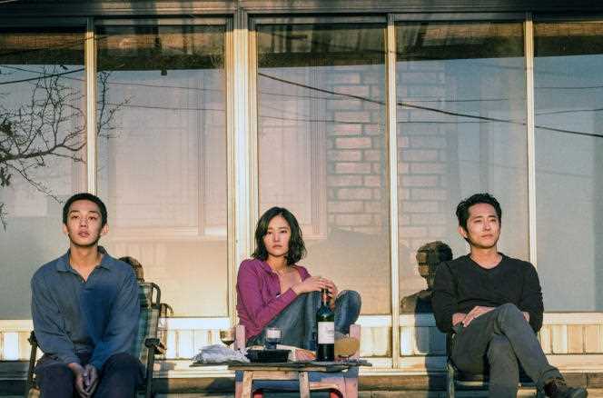 Jongsu (Yoo Ah-in), Haemi (Jun Jong-seo), Ben (Steven Yeun), in “Burning” (2018), by Lee Chang-dong.