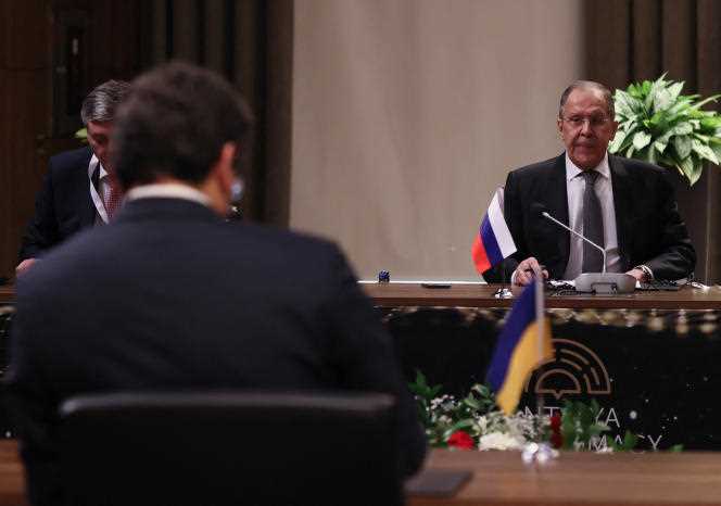 Meeting between Sergey Lavrov, Russian Foreign Minister (right) and his Ukrainian counterpart, Dmytro Kuleba, in Ankara, March 10, 2022.