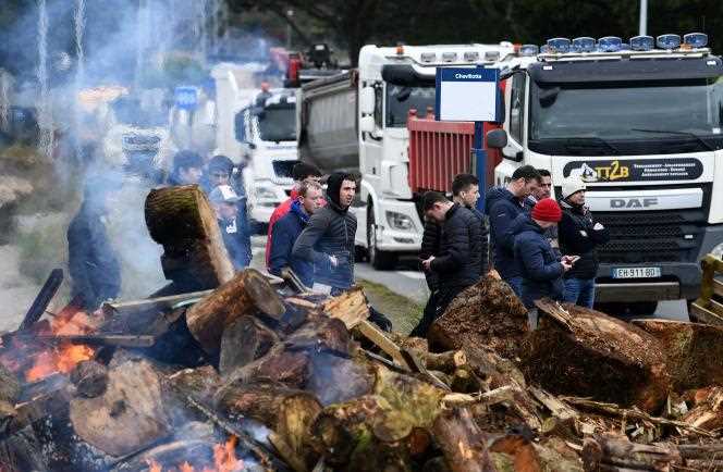 The Brest oil depot was blocked on Tuesday, March 15, by fishermen, farmers and transporters, who came to protest against the rise in fuel prices.