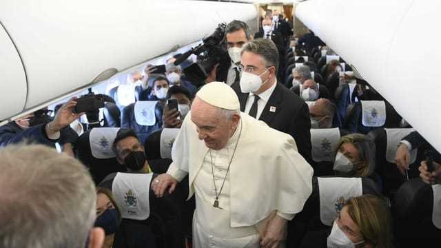Der Papst während des Flugs von Rom nach Malta. 