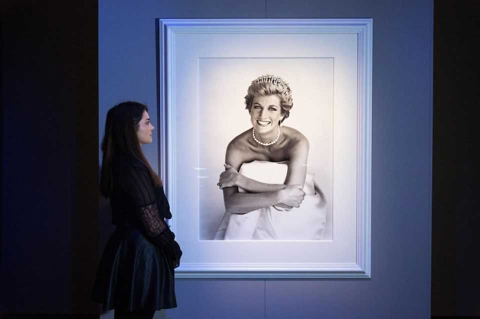 The famous photo of Princess Diana was exhibited in London in 2016.