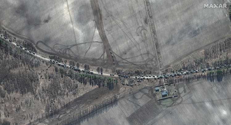 Russische Truppen in der Nähe des Flugplatzes Hostomel.