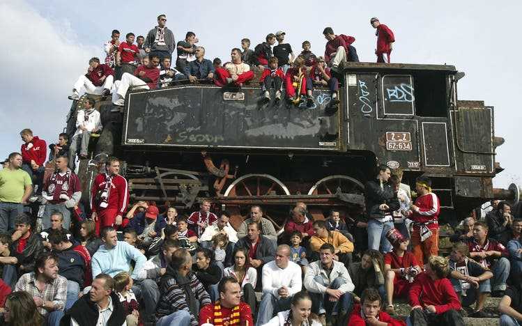 Fans des FC Sarajevo 2006 im Stadion des Stadtrivalen Zeljeznicar, des Vereins der Eisenbahner.