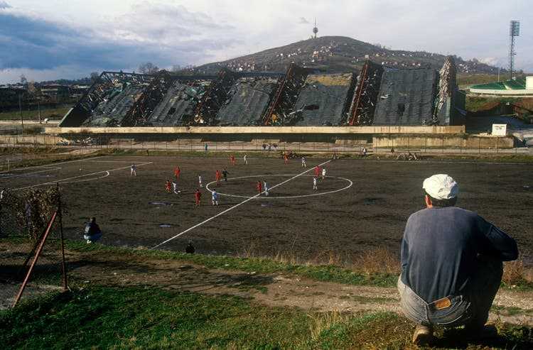 Ein Mahnmal – das Fussballstadion des FK Sarajevo in einer Aufnahme von 1997.