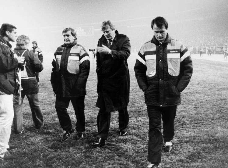 Der jugoslawische Nationaltrainer Ivica Osim (Mitte) 1987 bei einem Länderspiel gegen England. Osim verkündete im Mai 1992 in den Kriegswirren seinen Rücktritt.