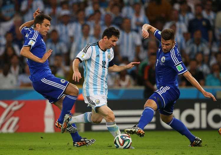 An der WM 2014 unterliegen die Bosnier nach beherzter Gegenwehr den Argentiniern um Lionel Messi (Mitte) nur knapp.