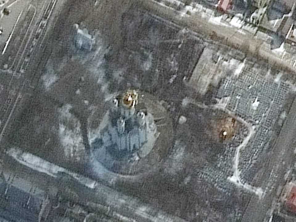Satellite photo from March 10th: The mass grave at the church of St Andrew in Butcha can already be seen.