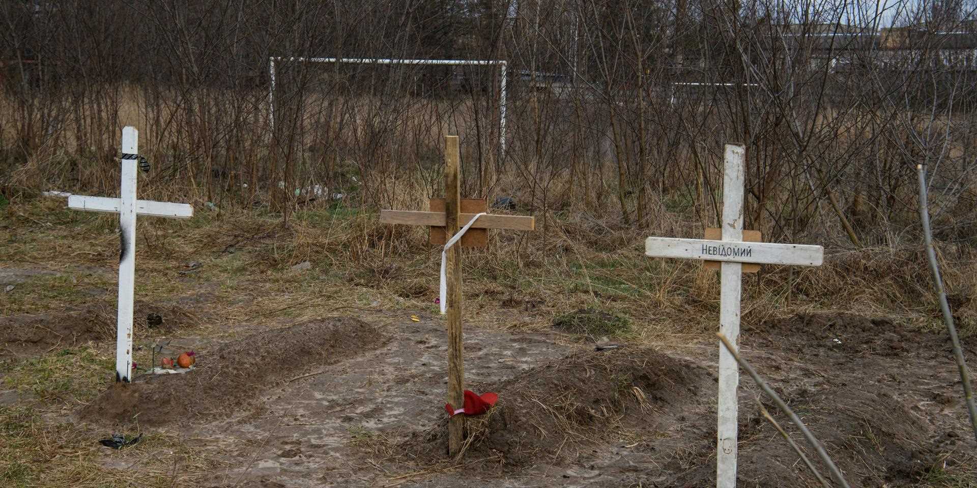 Des tombes de morts « inconnus » à Boutcha le 4 mars. Selon des sources locales, il s’agit de civils tués par les Russes.