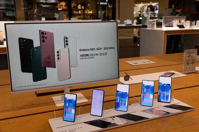Samsung hatte sein neues Smartphone-Spitzenmodell Galaxy S22 Ende Februar auf den Markt gebracht – ausgestellt hier in der Unternehmenszentrale in Seoul (Aufnahme vom 7. April).