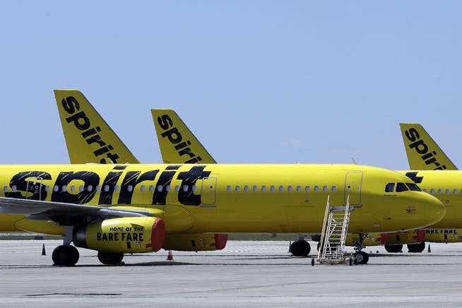 Mehrere Maschinen von Spirit Airlines stehen am Flughafen von Orlando am 20. Mai 2020. Das Unternehmen hat nun ein milliardenschweres Kaufangebot bekommen.