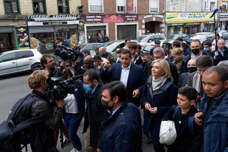 At the end of March, Valérie Pécresse campaigned in the rue de Lannoy, accompanied by a crowd of journalists and Amine Elbahi (on Pécresse's left).