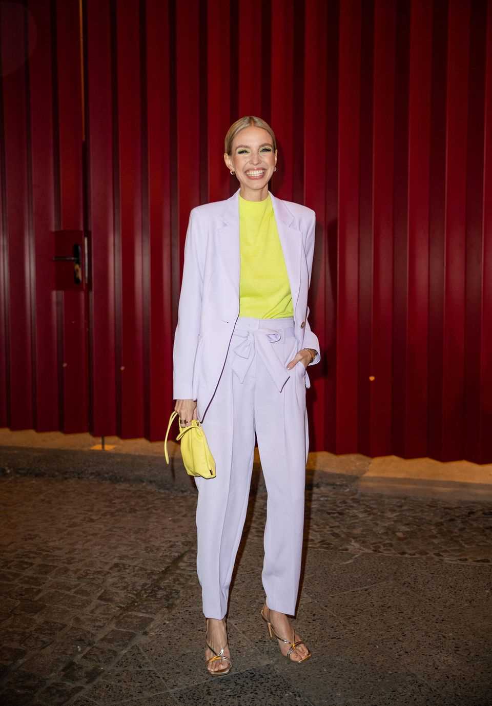 Influencer Leonie Hanne loves neon yellow