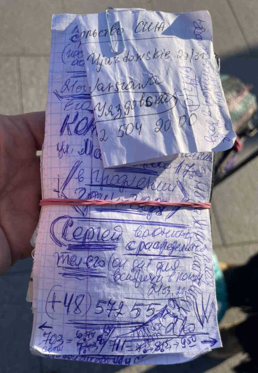 A few addresses jotted down on papers and wrapped with rubber bands around her wallet: lost on a Warsaw sidewalk, a kerchief on her head, this old lady who arrived alone from the Ukraine doesn't have a phone, it's rare.  WhatsApps is indeed the guide for all Ukrainians crossing the border.  