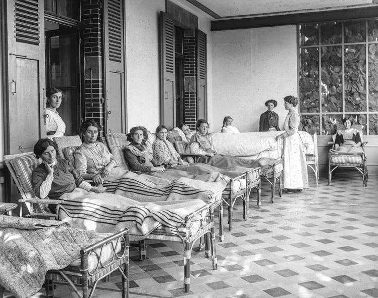 Patients in the air cure.  Perreux nursing home, Neuchâtel, Office de Photographie Neuchâtel Attinger, undated.