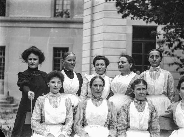 Doctor Marie von Ries-Imchanitzky (left) photographs a group of nurses with a self-timer.  Waldau mental asylum, around 1920.