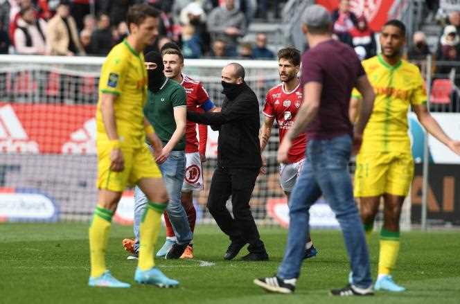 The meeting between Brest and Nantes was interrupted for a quarter of an hour due to the irruption of several supporters on the ground, on April 10, 2022.