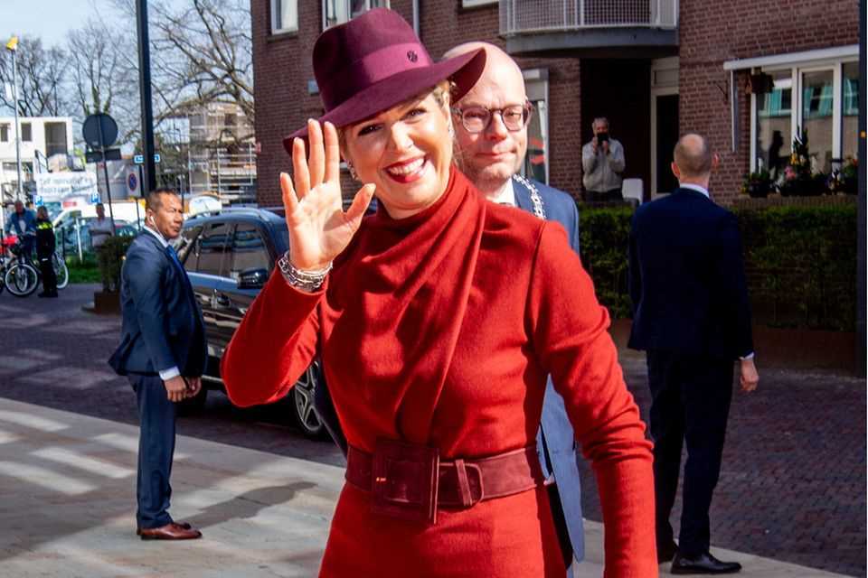 Queen Máxima loves to combine different shades of red. 
