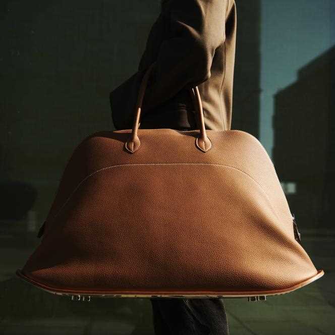 Bolide skate bag in Togo calfskin, natural cow and Swift calfskin, Hermès, price on request.