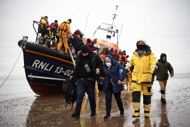 The number of boat migrants keeps breaking new records: helpers from the Royal National Lifeboat Institution bring migrants ashore in Dungeness.