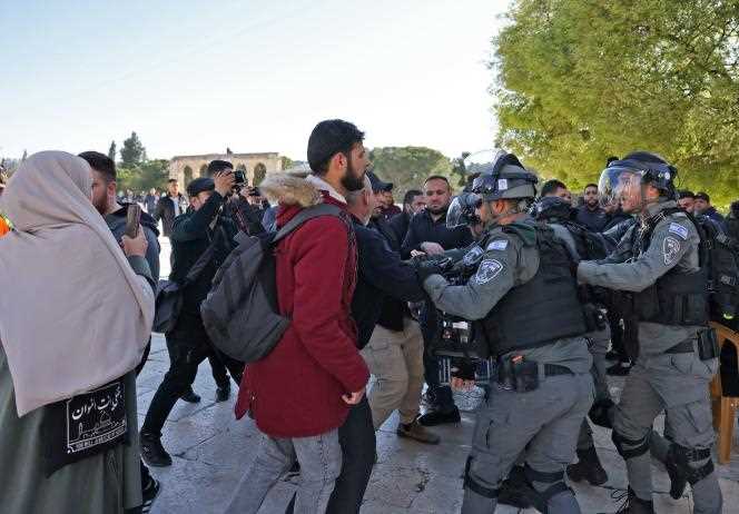 Palestinians clash with Israeli police at the Esplanade of the Mosques in Jerusalem on April 15, 2022.