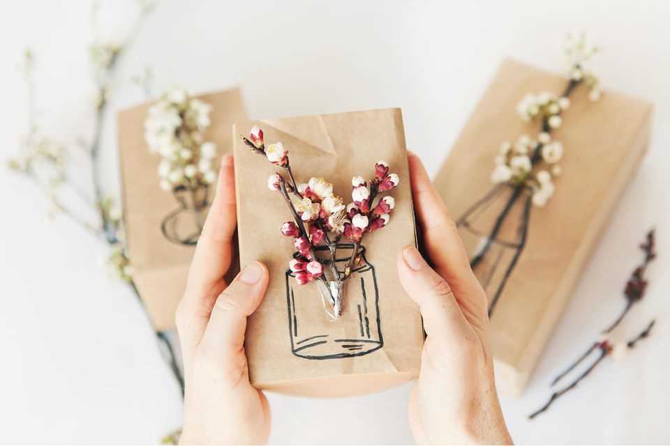 Spring craft ideas: Gift wrapping with flowers