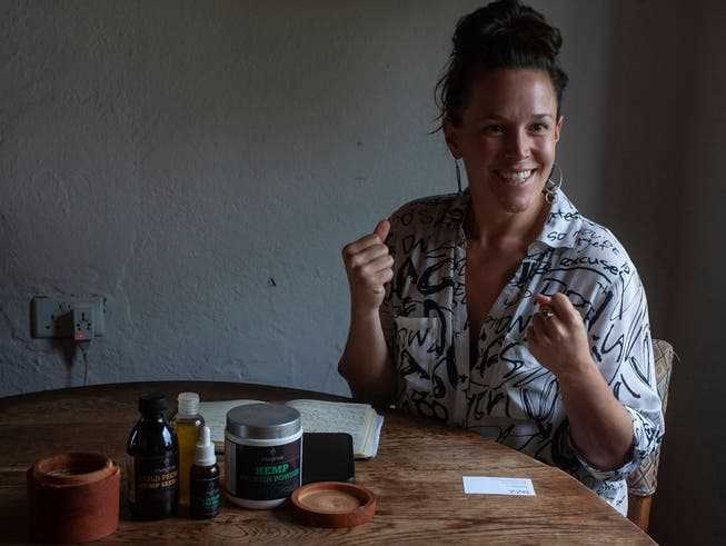 Die Firmengründerin von Invegrow Tanya Clarke will mehrere Tonnen Cannabis an einen Schweizer Verarbeiter liefern.