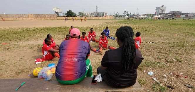 The players of Caïman de Douala listen to the instructions of their coaches: Théodore Gaston Mbangue (left) and Tatiana Eboumbou (right).