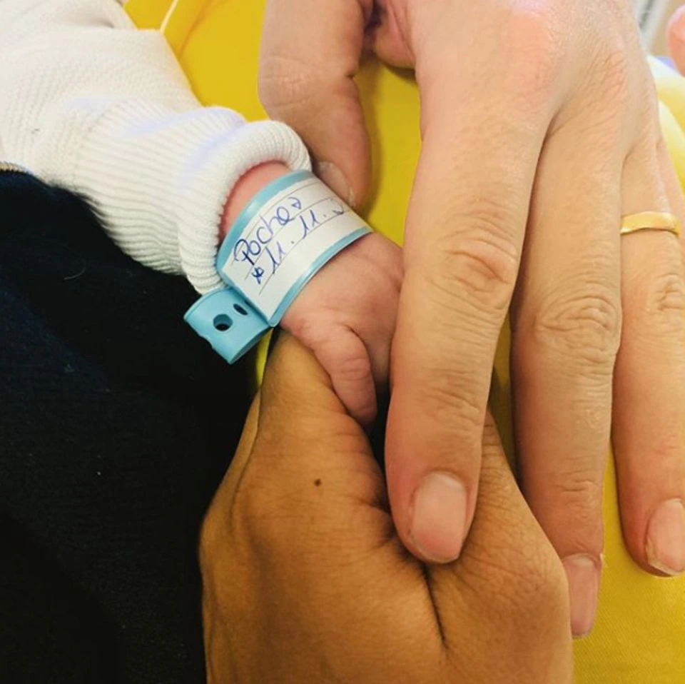 November 11, 2019  "The new Pocher is here...", this is how Oliver Pocher announces the birth of his son on Instagram.  And with the words "The most important VIP bracelet in the world has been distributed..." he comments on the cute photo showing the hands of the small family.