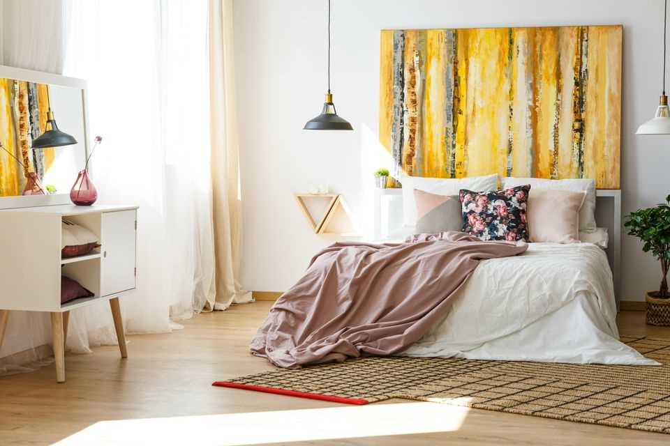 Make the bedroom more comfortable: beige curtains and white curtains