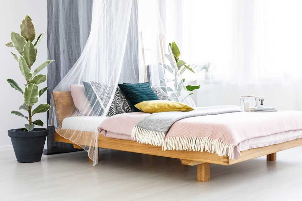 Make the bedroom more comfortable: four-poster bed