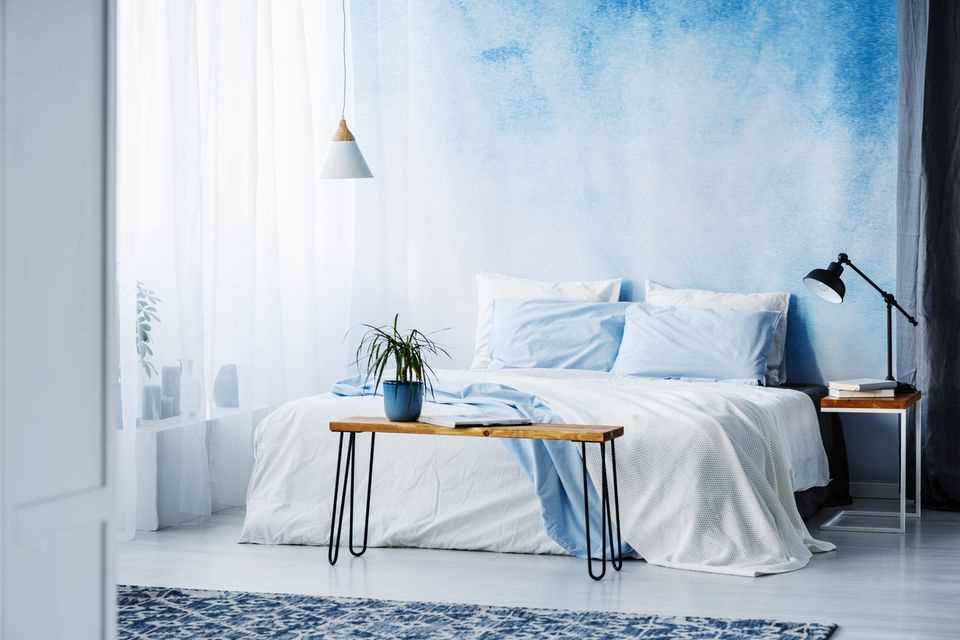 Make the bedroom more comfortable: blue fabric wall behind the bed