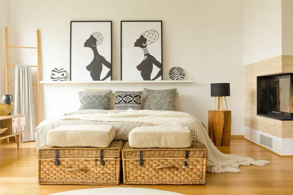 Make the bedroom more comfortable: Two raffia chests at the foot of the bed