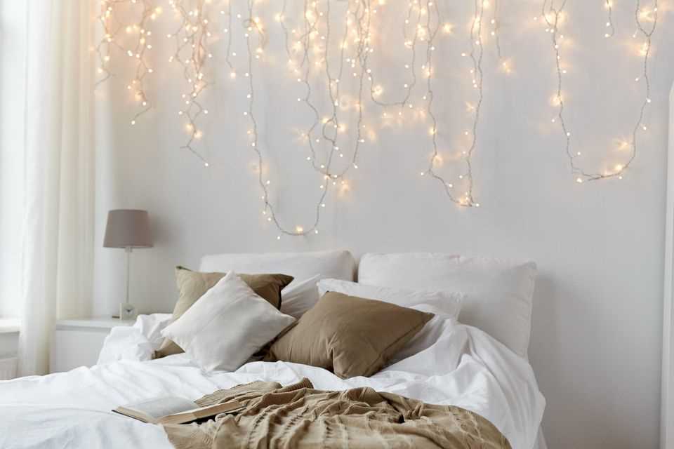 Make the bedroom more comfortable: fairy lights above the bed