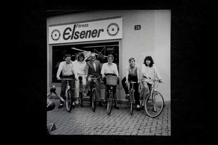 The Elsener family business: parents Helen and Paul in the middle, son Ruedi (left), daughters Monika and Ursula (right) and next to her on the racing bike today's owner Christian Elsener.