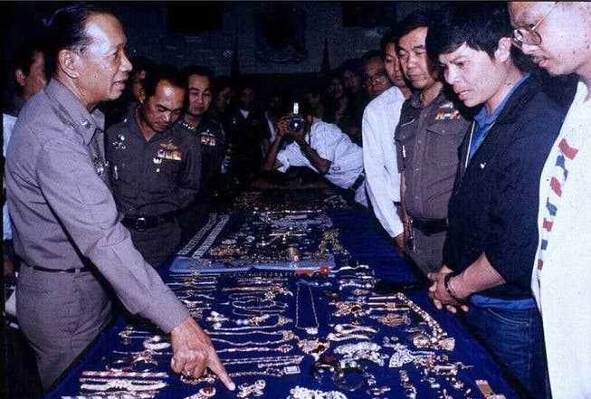 Former Saudi royal caretaker Kriangkrai Techamong (second from right) confronts police in 1990 over his gem heist.
